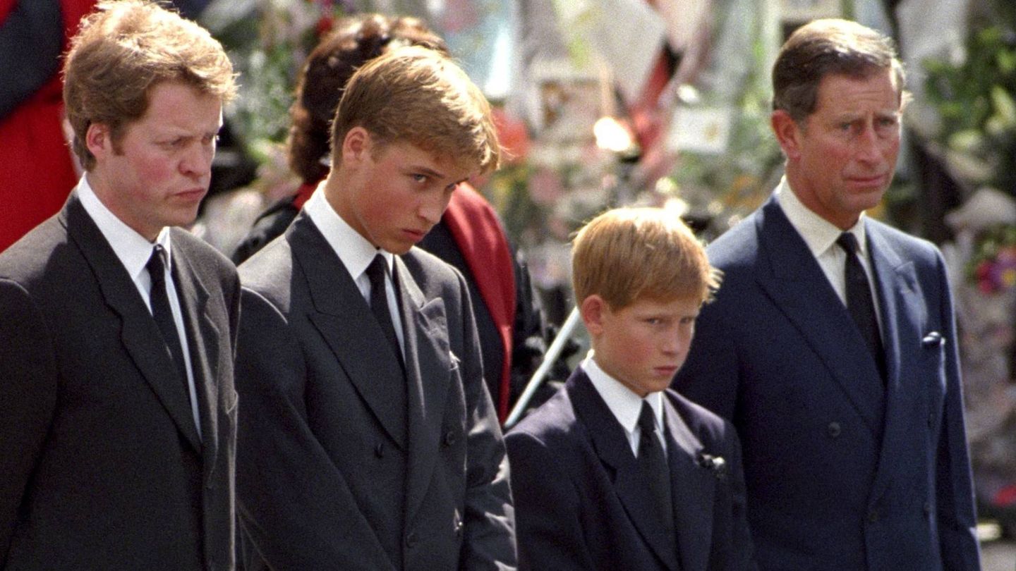 Charles Spencer, junto a Guillermo, Harry y Carlos en el funeral de Lady Di. (Getty)