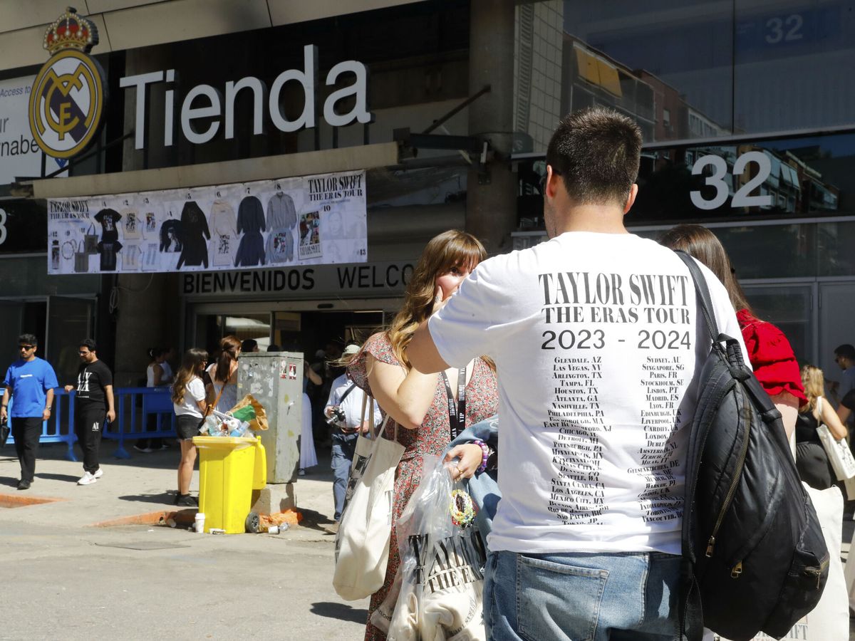 Foto: Un fan de Taylor Swift frente a la tienda del Santiago Bernabéu. (EFE/Gema García)