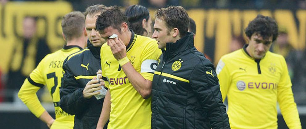 Foto: Khel, del Dortmund, cae lesionado ante el Stuttgart