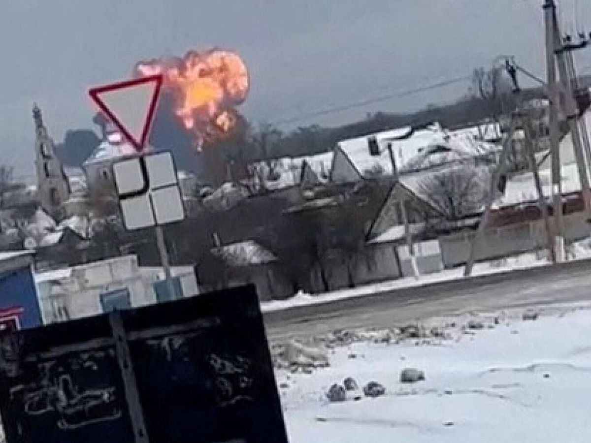 Foto: Momento en el que el avión se estrella cerca de Yablonovo, en la región de Belgorod, Rusia. (Reuters)