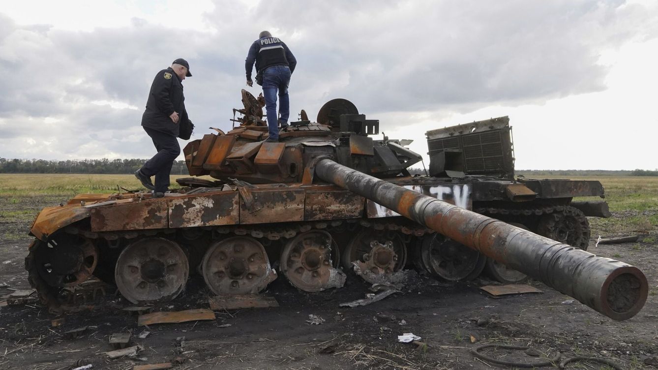 Foto: Policías ucranianos inspeccionan un tanque ruso cerca de la ciudad de Kupyansk. (EFE/EPA/Vasiliy Zhlobsky)