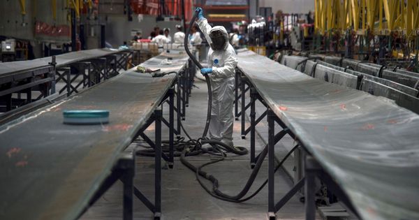 Foto: Fábrica de palas para aerogeneradores en Aoiz, Navarra. (EFE)