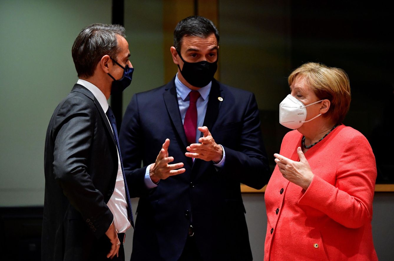 Pedro Sánchez, con la canciller alemana, Angela Merkel, y el primer ministro griego, el conservador Kyriakos Mitsotakis (i), el pasado 20 de junio en Bruselas. (Reuters)