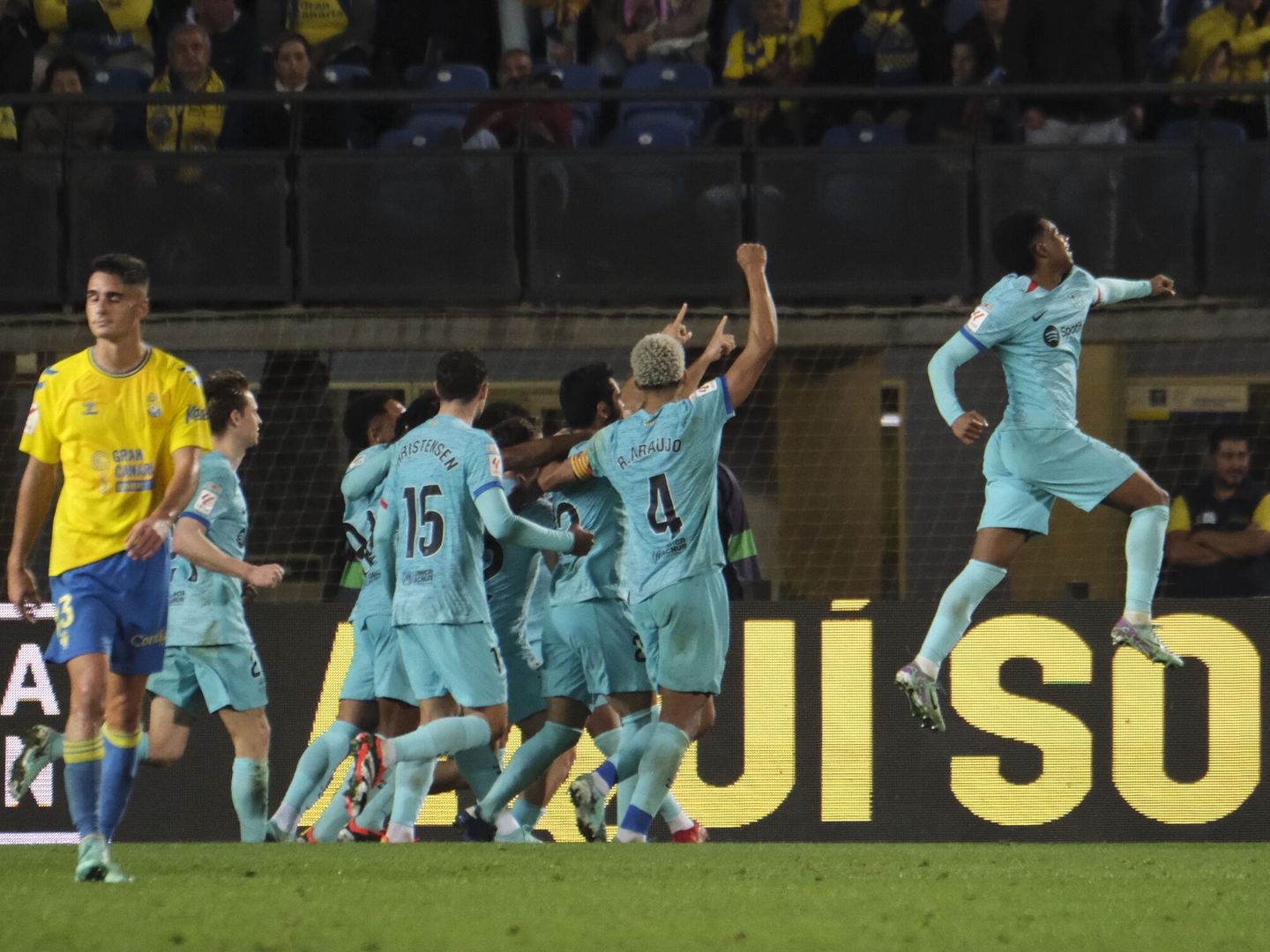 Los jugadores del FC Barcelona celebran el 1-2 de penalti. (EFE/Ángel Medina G.)