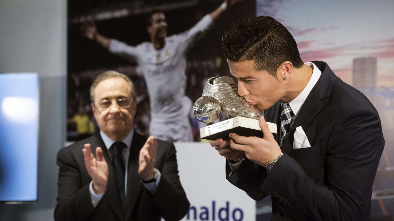 Foto: Cristiano besa el trofeo que le entregó Florentino Pérez (EFE).
