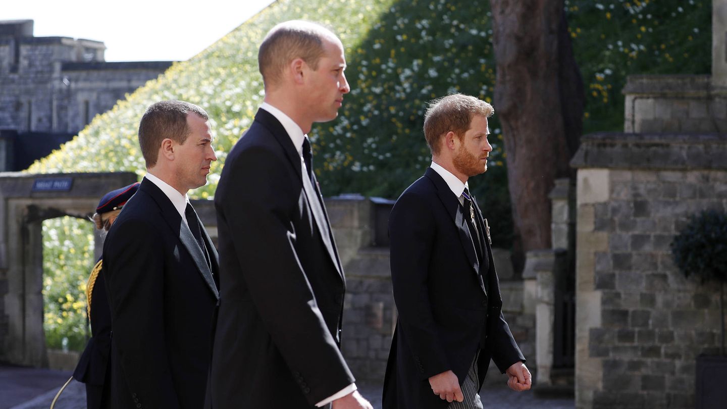 El príncipe Harry, con el príncipe Guillermo y Peter Phillips en el funeral del duque de Edimburgo. (Getty)