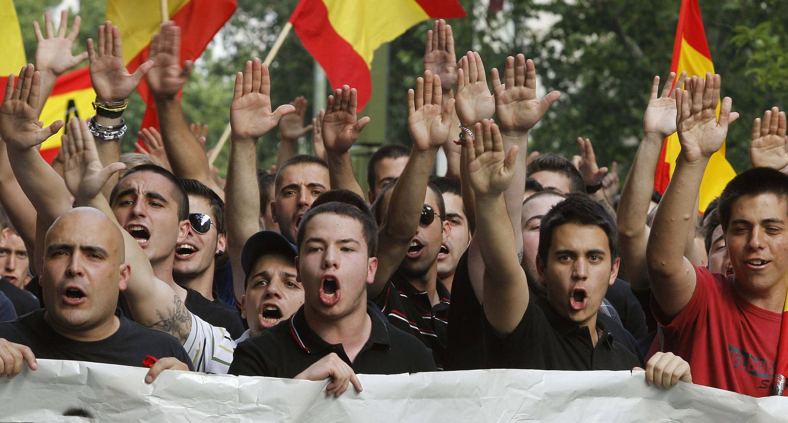 Foto: Cientos de ultraderechistas durante la manifestación convocada por Falange Española y el Nudo Patriota Español en Defensa de la Unidad de España, en 2012. (EFE)