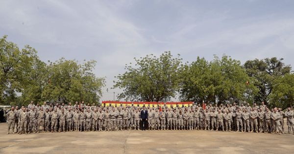 Foto: Sánchez, durante su visita a las tropas españolas en Mali. (EFE)