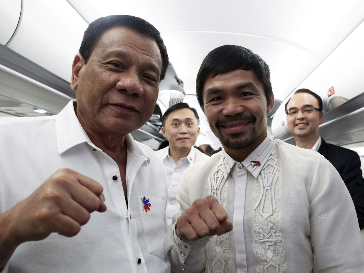 Foto: El presidente de Filipinas, Rodrigo Duterte (i), junto al senador y campeón de boxeo, Manny Pacquiao (d). (EFE)