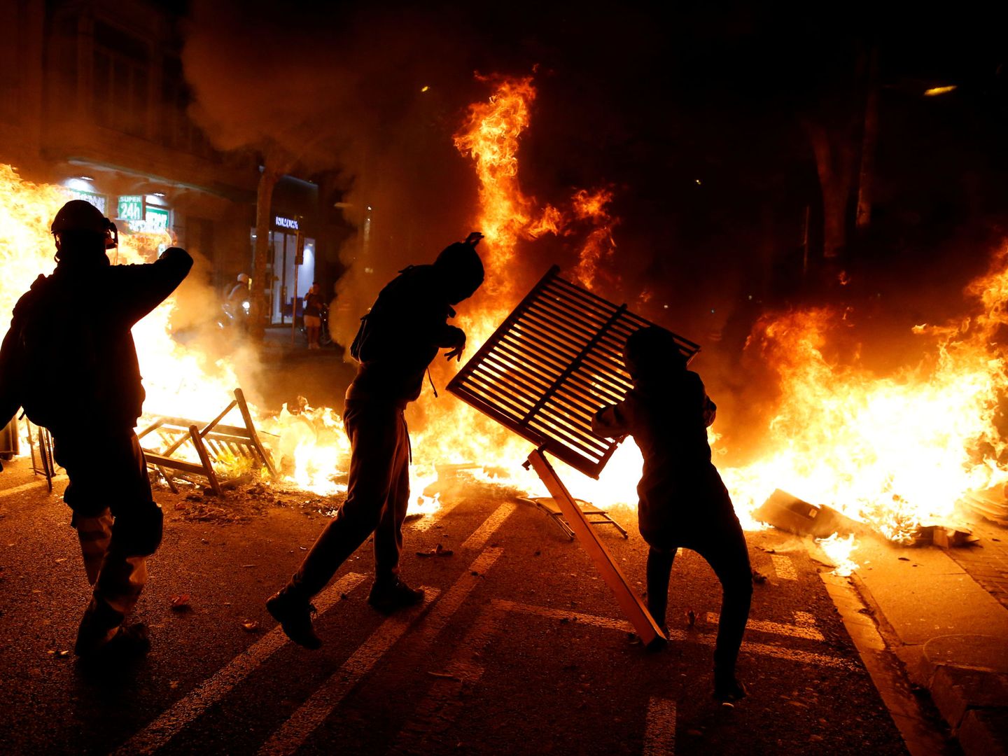 Disturbios ayer en las calles de Barcelona. (Reuters)