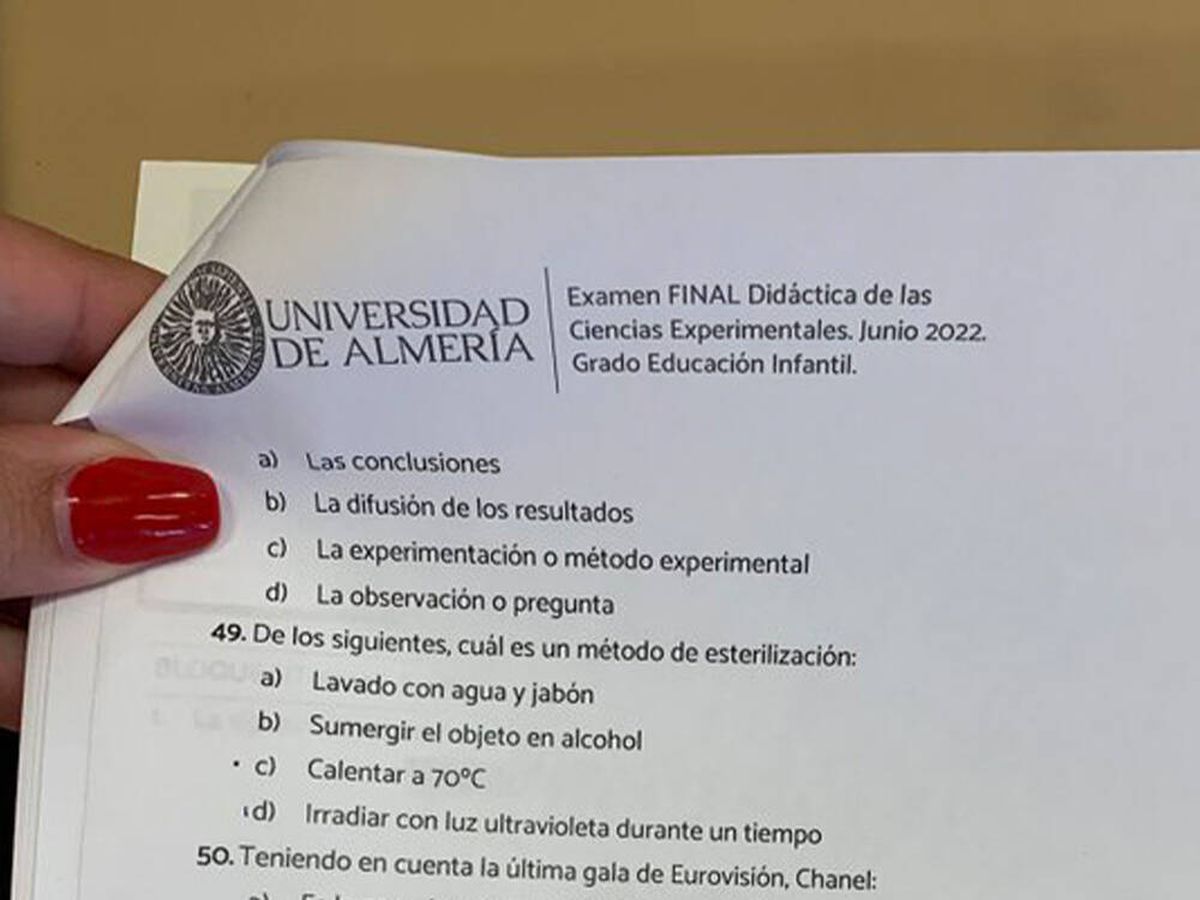 Foto: El 'Chanelazo' entra en un examen de la Universidad de Almería y se hace viral (Twitter @rosarl_)