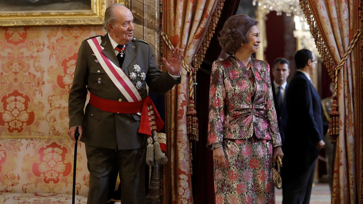 Los reyes eméritos Juan Carlos y Sofía a la entrada en el salón del trono. (EFE)