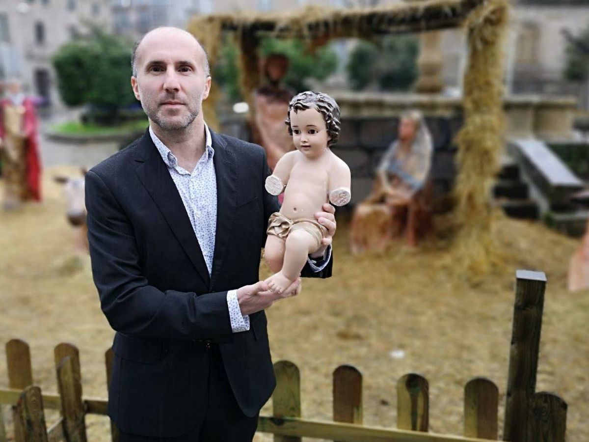 Foto: Pérez Jácome, alcalde de Ourense, con el niño Jesús de su belén antes de ser secuestrado por segunda vez (Democracia Ourensana) 