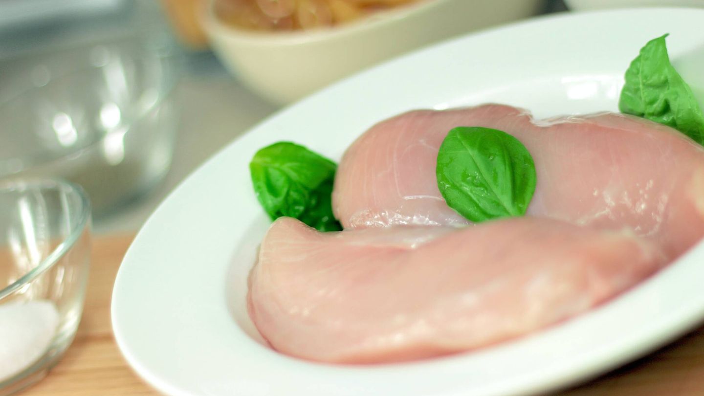 Las carnes de pollo y pavo, una buena opción para tus cenas. (Pexels/Jéshoot)