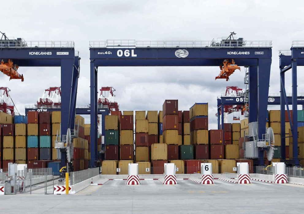 Foto: Vista de la terminal de contenedores del grupo chino Hutchinson en el puerto de Barcelona (Efe)