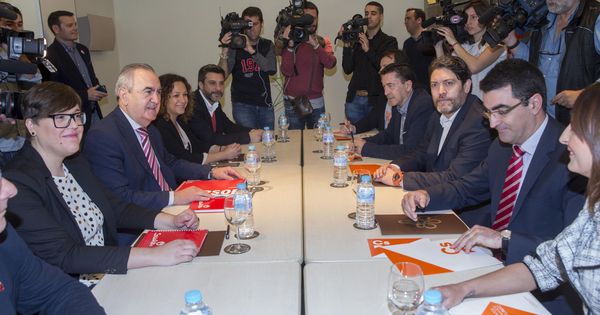 Foto: El secretario general del PSOE en Murcia Rafael González Tovar (2i), el portavoz de Ciudadanos en la Asamblea Regional Miguel Sánchez (3d), acompañados por diputados autonómicos. (EFE)