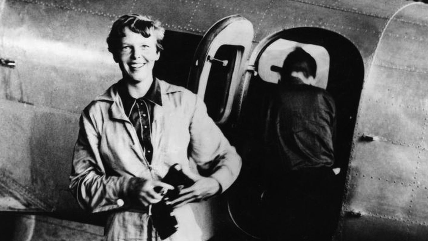 Amelia Earhart, fotografiada junto a su Lockheed Electra.