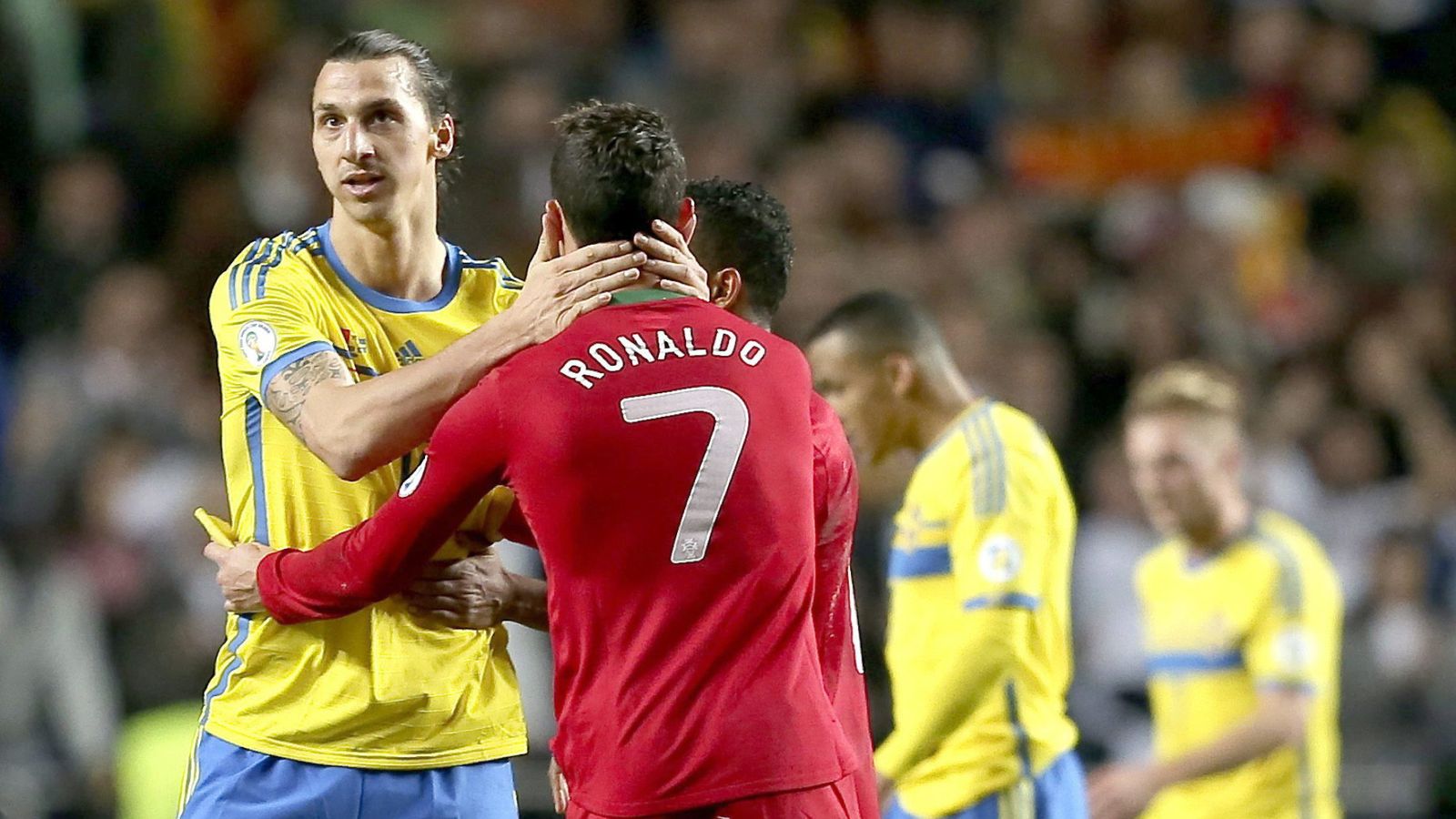 Foto: Zlatan Ibrahimovic felicita a Cristiano Ronaldo tras un Suecia-Portugal disputado en 2013 (EFE)