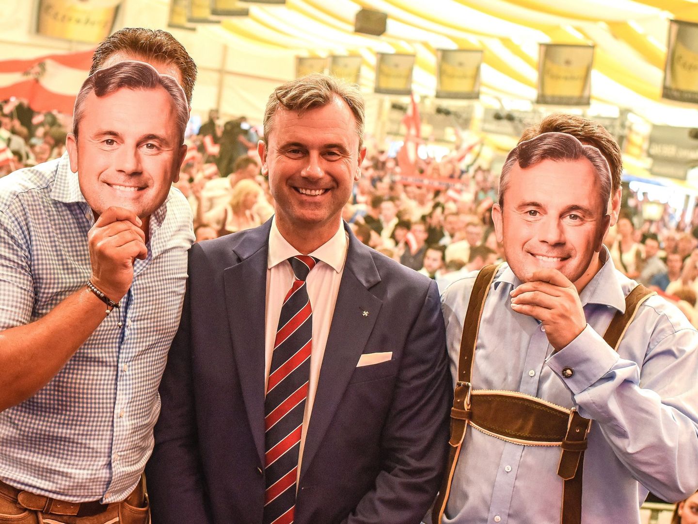 Dos partidarios del FPÖ posan con caretas de Norbert Hofer junto al candidato (Reuters)