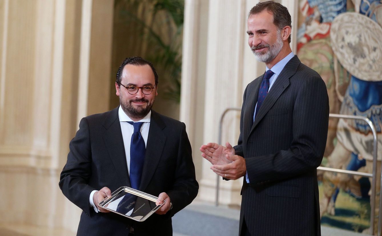 El Rey Felipe VI entrega el Premio FIES de Periodismo a Ignacio Peyró en el Palacio de la Zarzuela en Madrid. (EFE)
