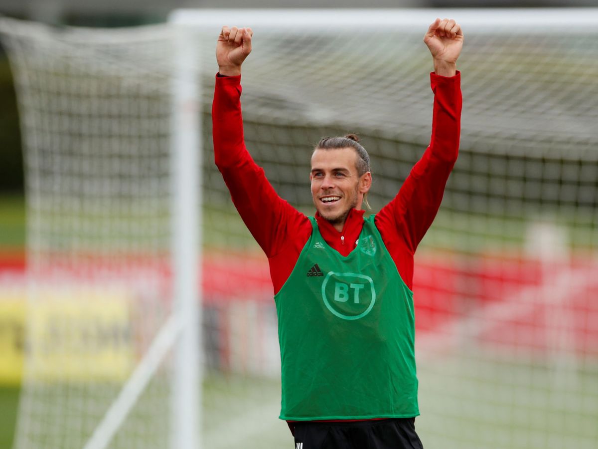 Foto: Gareth Bale levanta los brazos en un entrenamiento con la Selección de Gales. (Efe)