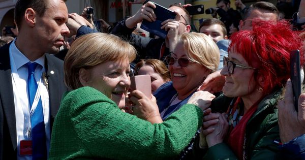 Foto: Angela Merkel saluda a ciudadanos en Sibiu. (EFE)