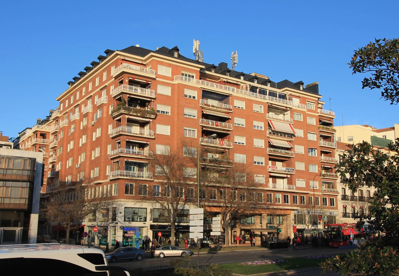 El complejo Carlos III, en la calle Goya, construido en 1946. (Wikipedia)