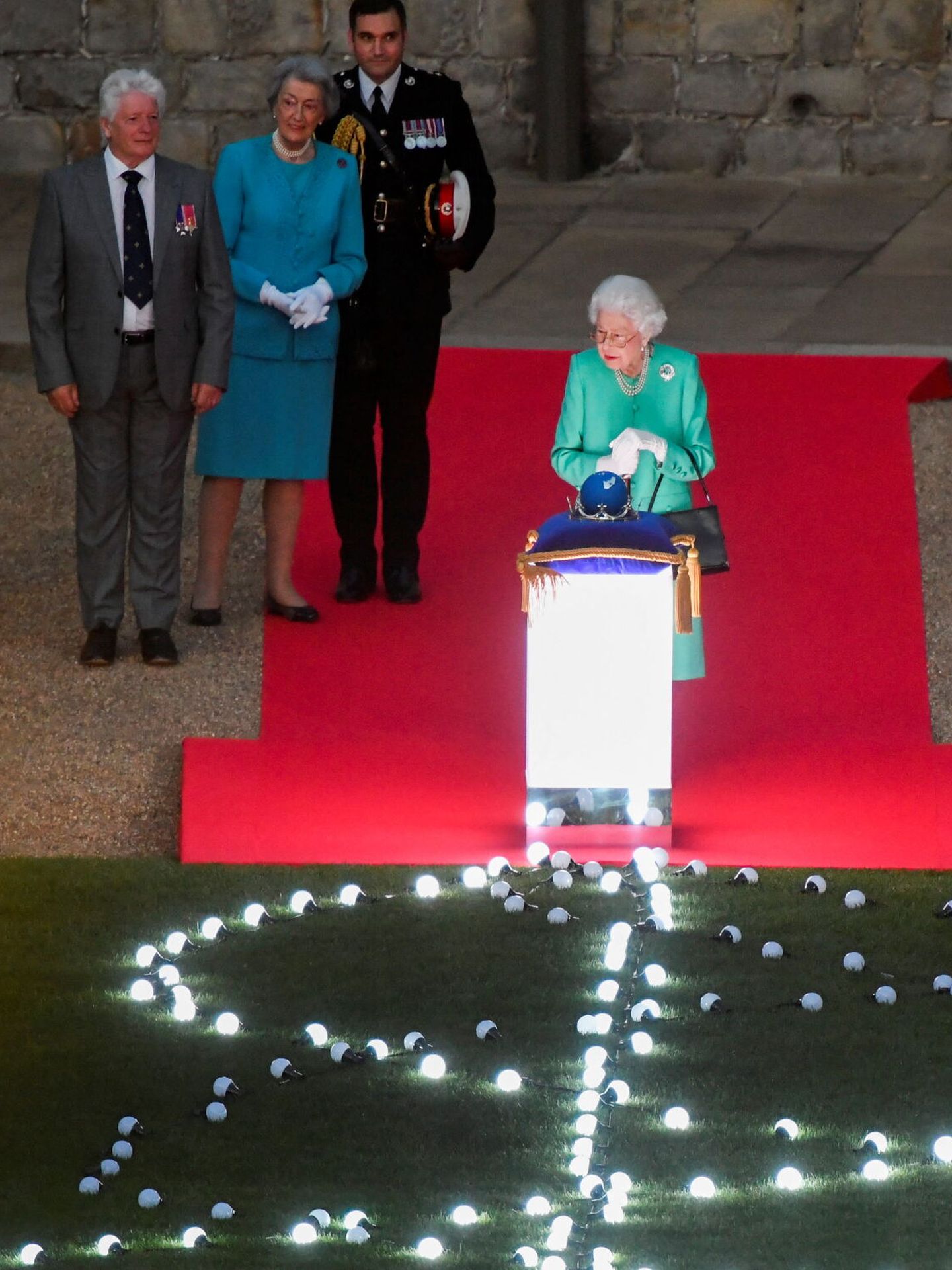 La reina Isabel, durante el encendido. (Reuters/Toby Melville)
