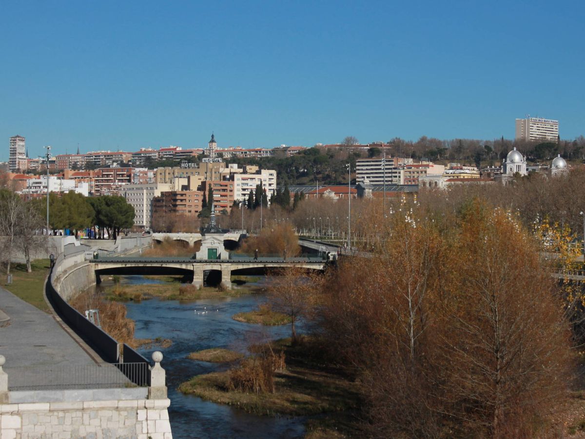 Foto: Uno de los puentes para cruzar el parque Madrid Río. (A.F.)