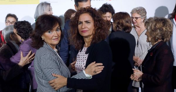 Foto: La vicepresidenta, Carmen Calvo, y la ministra de Hacienda, María Jesús Montero, el pasado 19 de diciembre en Madrid. (EFE)