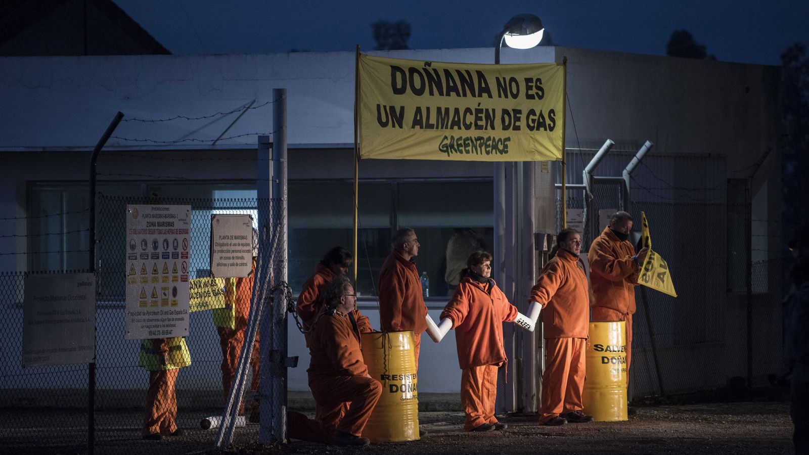 Foto: Activistas de Greenpeace en una protesta en las instalaciones de Gas Natural Fenosa situadas en el entorno de Doñana (EFE)