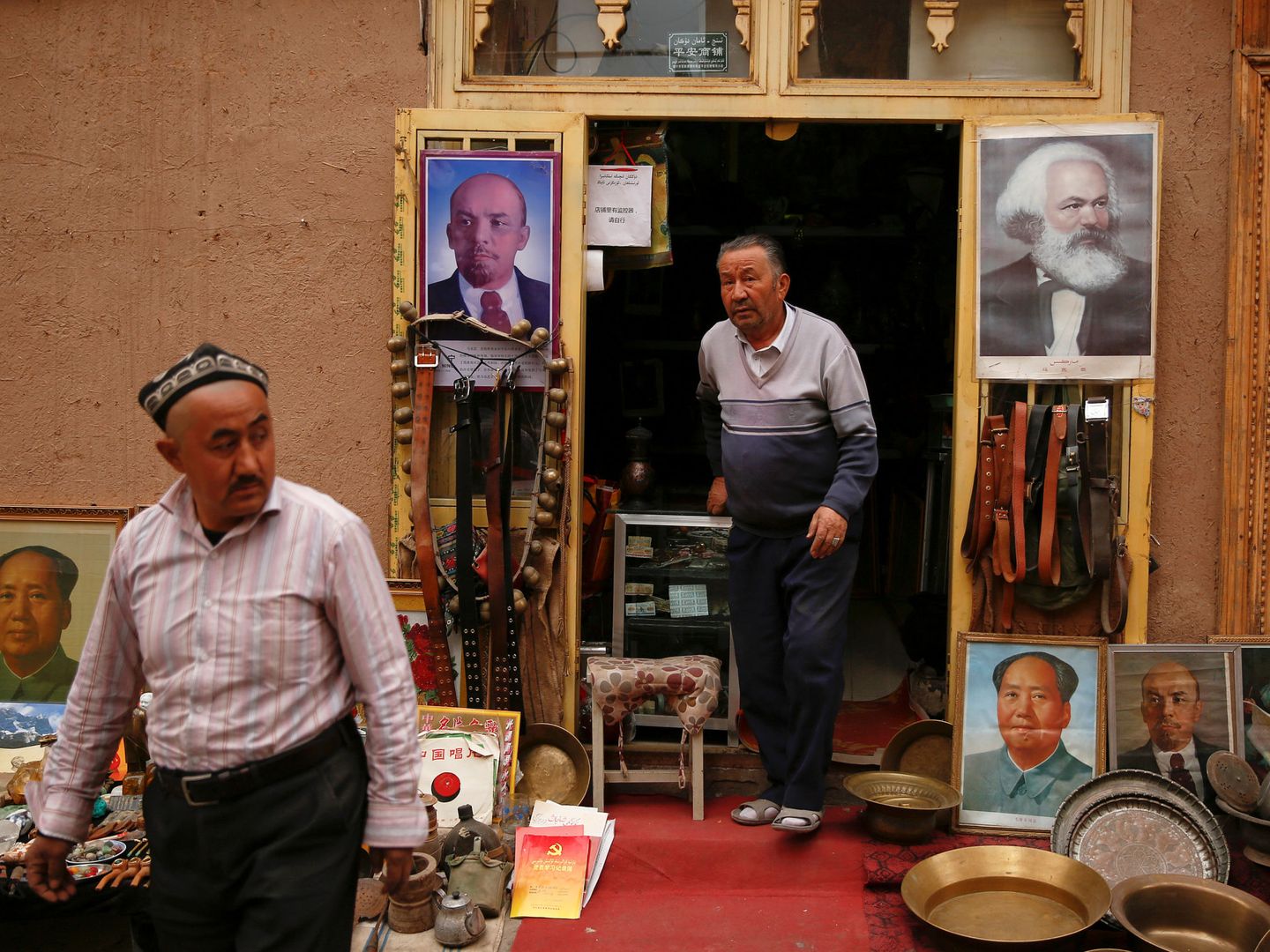 Retratos de Mao, Lenin y Marx en una tienda de antigüedades en Kashgar, en marzo de 2017. (Reuters)