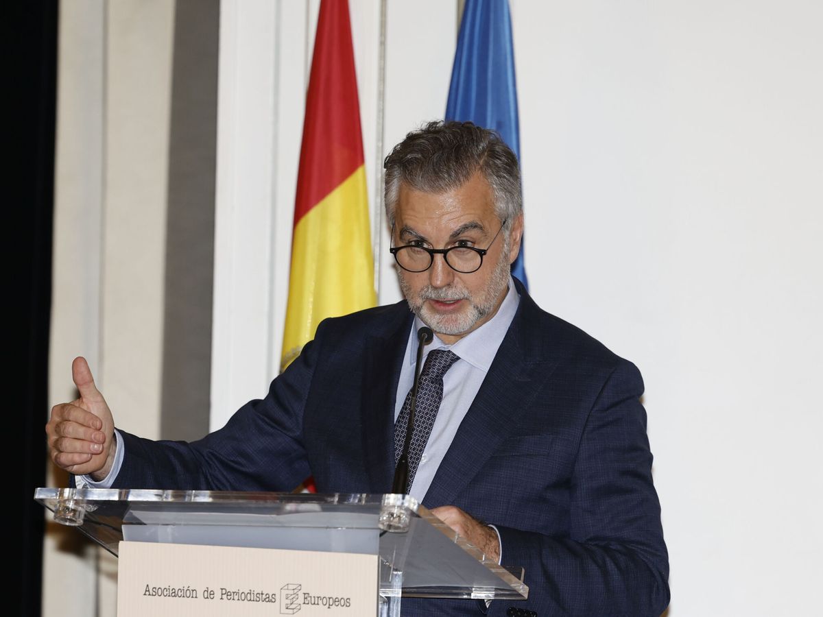 Foto: El periodista Carlos Alsina durante el acto de entrega del Premio de Periodismo Francisco Cerecedo. (EFE/Juanjo Martín)