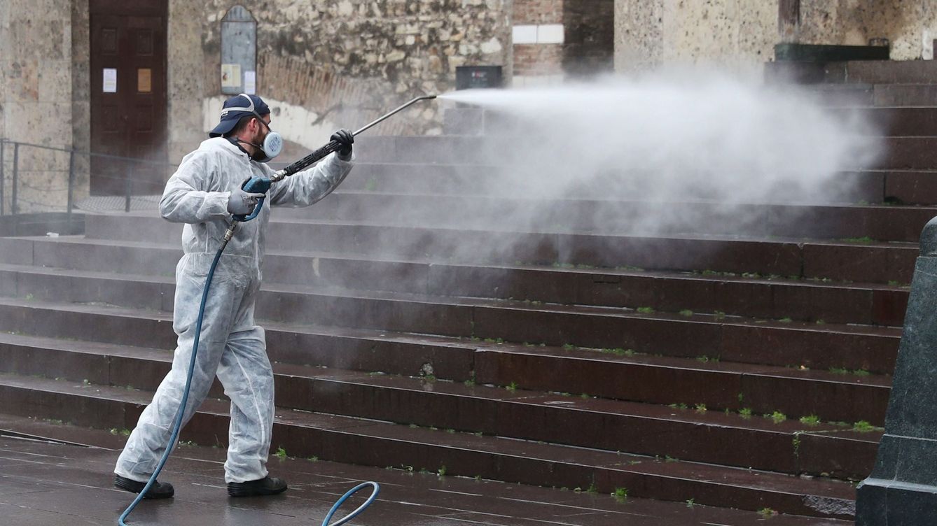 Foto: Un trabajador desinfecta unas escaleras en Brescia (Italia) (EFE)