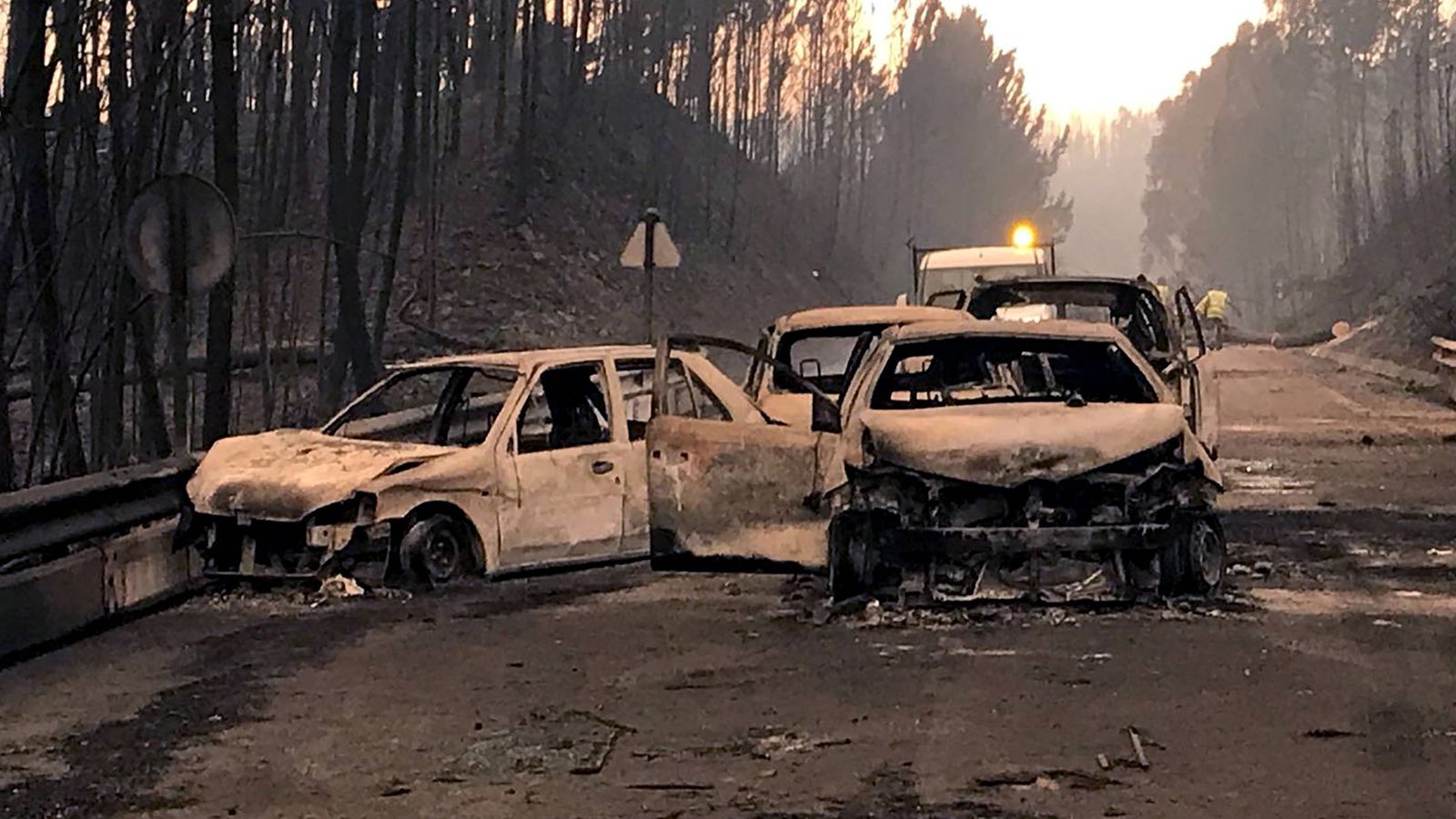 Foto: Coches quemados en una carretera local cerca de Pedrógão Grande, en junio de 2017. (Reuters)