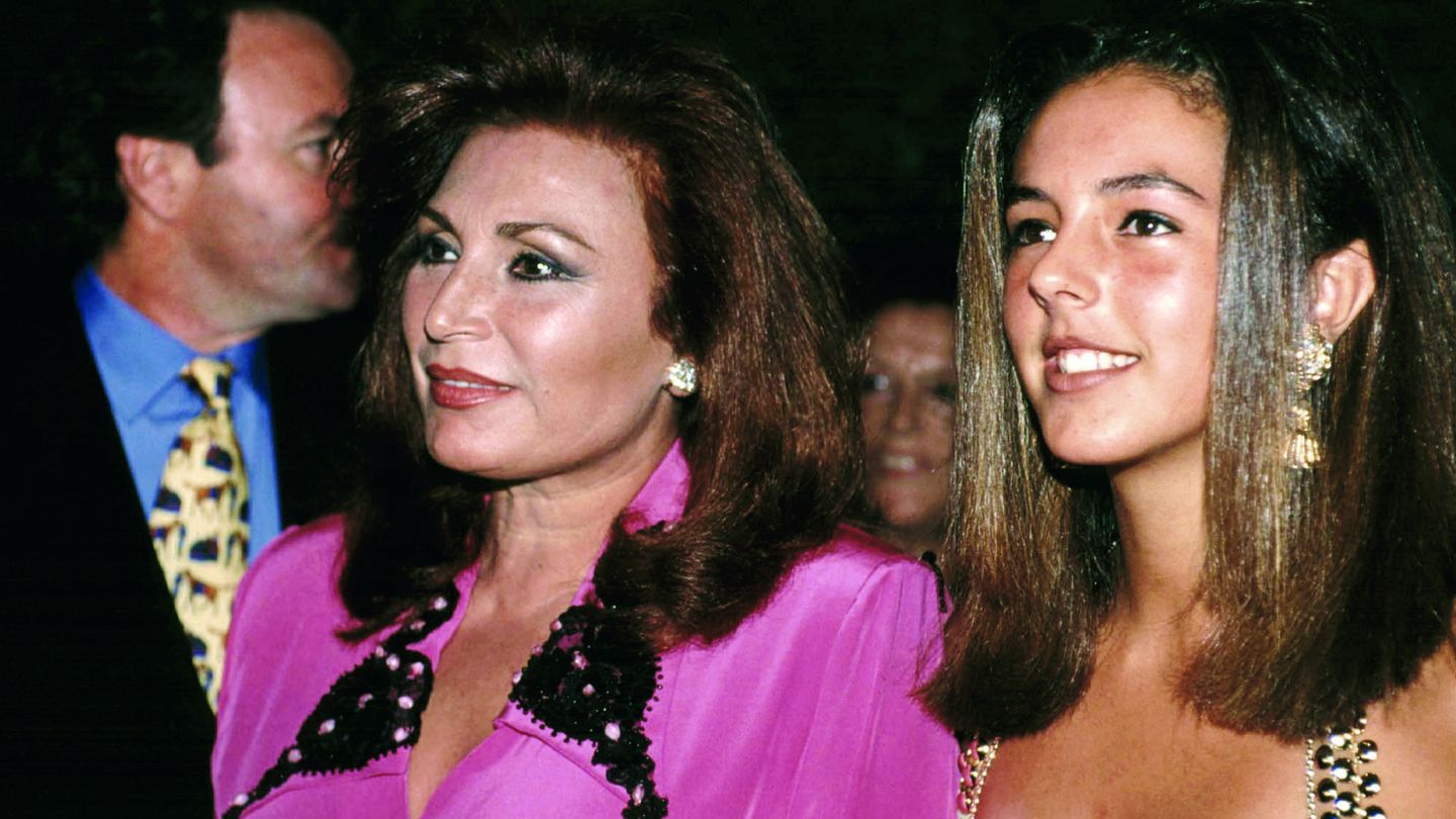 Junto a su hija, Rocío Carrasco, en la década de los 90. (Gtres)