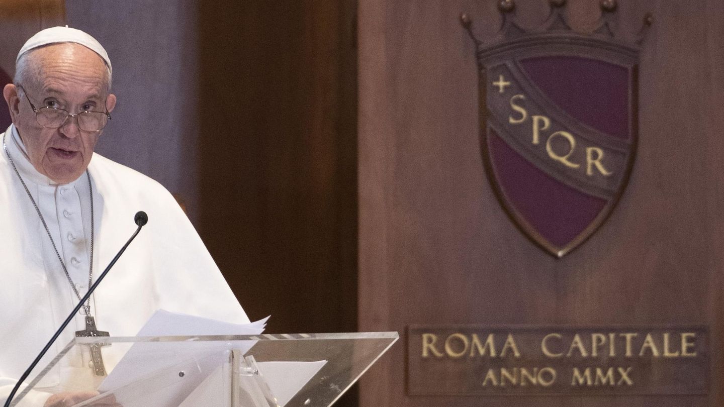 El papa Francisco, en un discurso en el salón Julio César del Campidoglio, en Roma. (EFE)