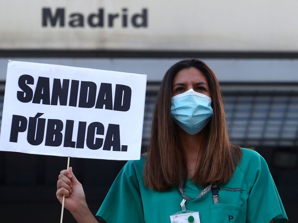 Foto: Personal sanitario frente al Gregorio Marañón. (Reuters)