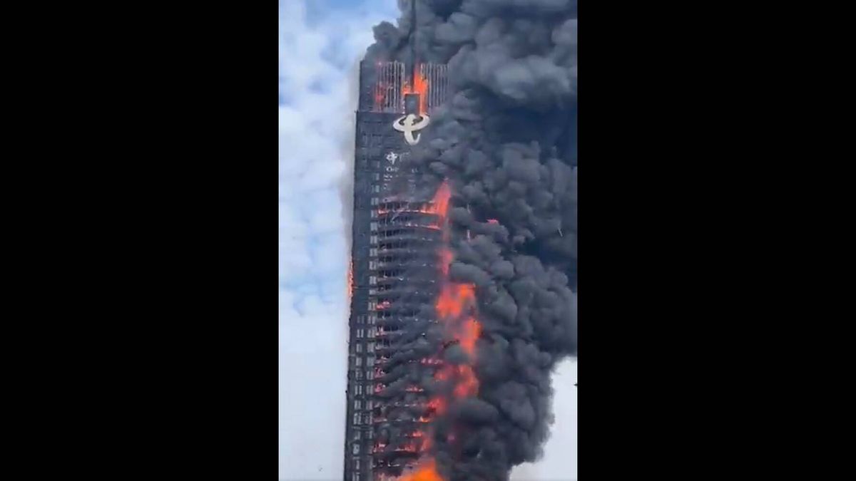 Un espectacular incendio envuelve en llamas y arrasa un rascacielos en el sur de China