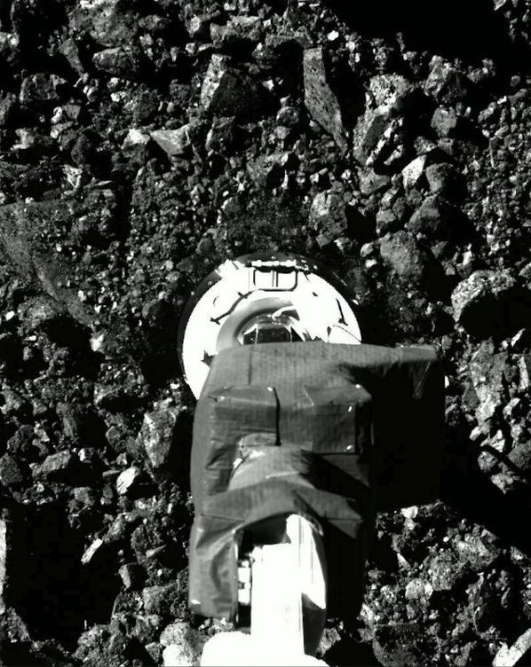 El brazo robot de Osiris-Rex en el asteroide Bennu. (NASA)