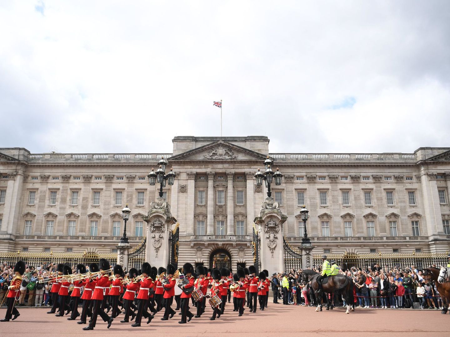 Ceremonia del cambio de guardia en Buckingham. (EFE)