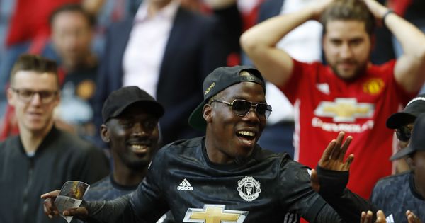 Foto: Mathias Pogba vestido con la camiseta del Manchester United durante un partido de su hermano. (Reuters)efore the match