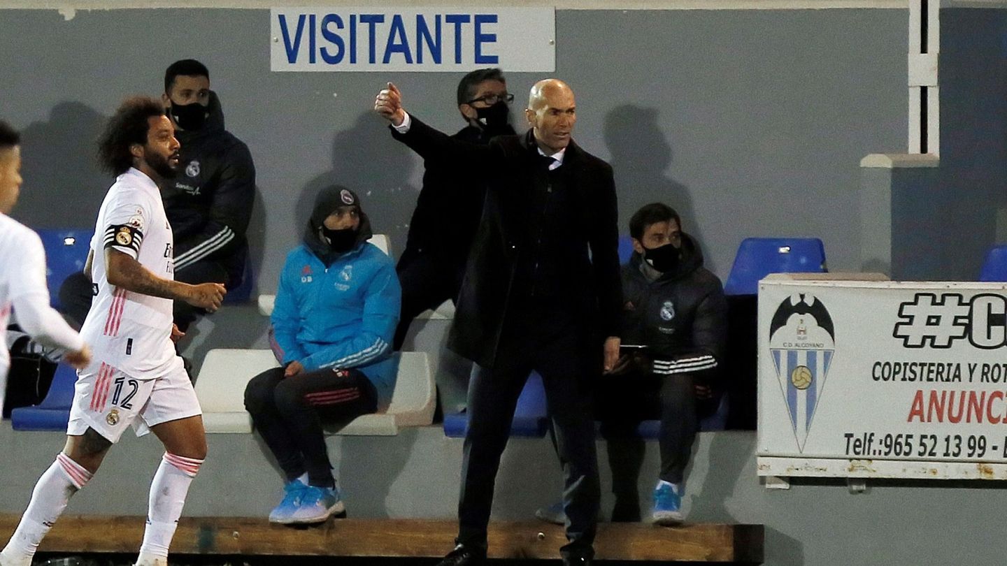 Zidane en el partido que fue eliminado de la Copa contra el Alcoyano. (Efe)