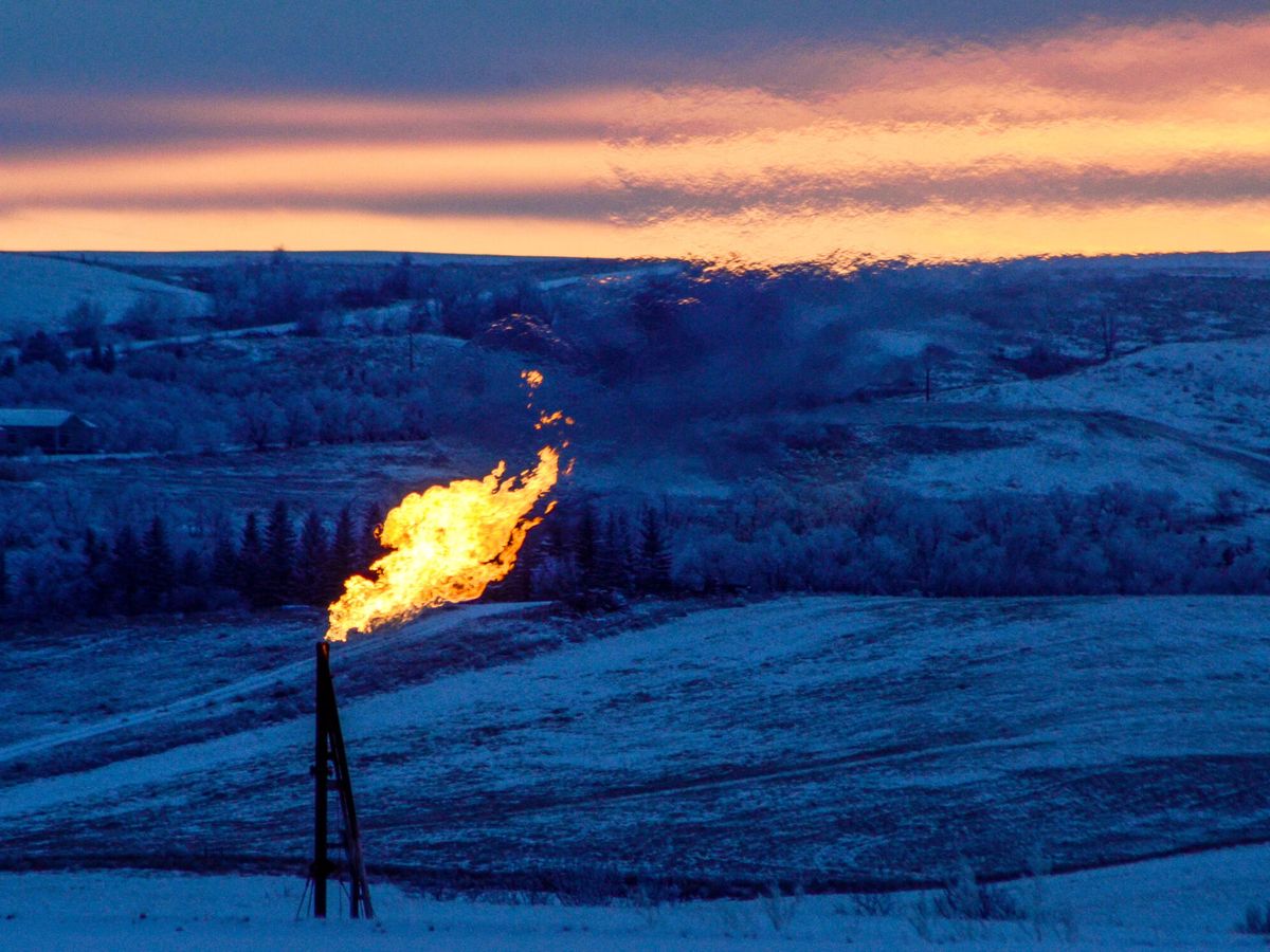 Foto: Llamarada de gas natural en una plataforma petrolífera. (REUTERS/Andrew Cullen)