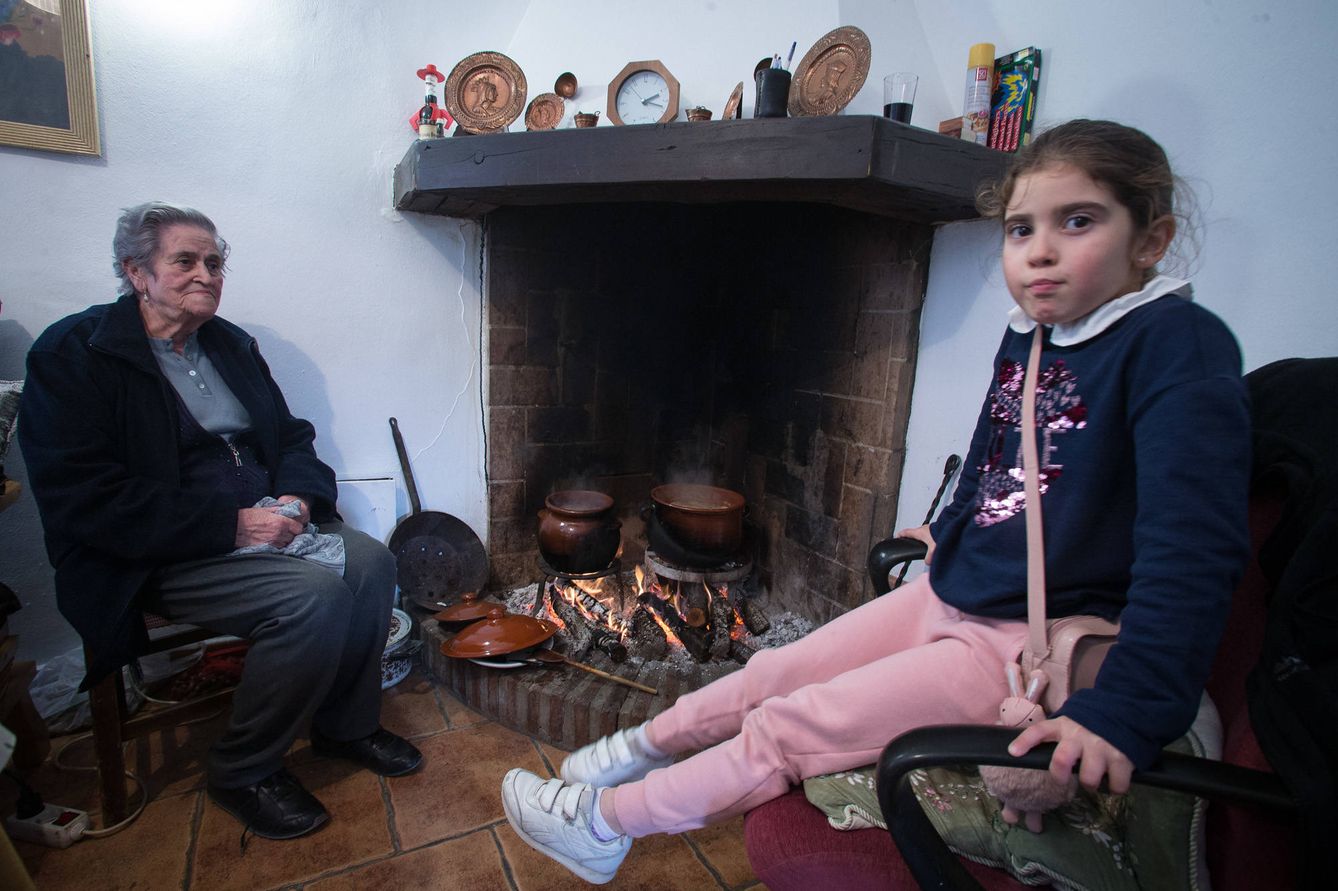 Pepa, junto a una bisnieta en el salón de su casa, donde come con su familia los domingos. (Fernando Ruso)