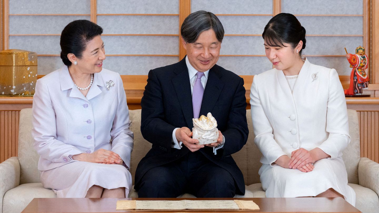 Aiko junto a sus padres, los emperadores de Japón. (Agencia Imperial)