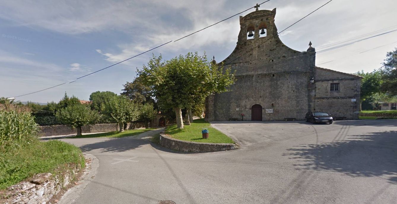 Imagen de la iglesia de San Martín. Detrás, el muro de la finca de los Botín (Google Maps)