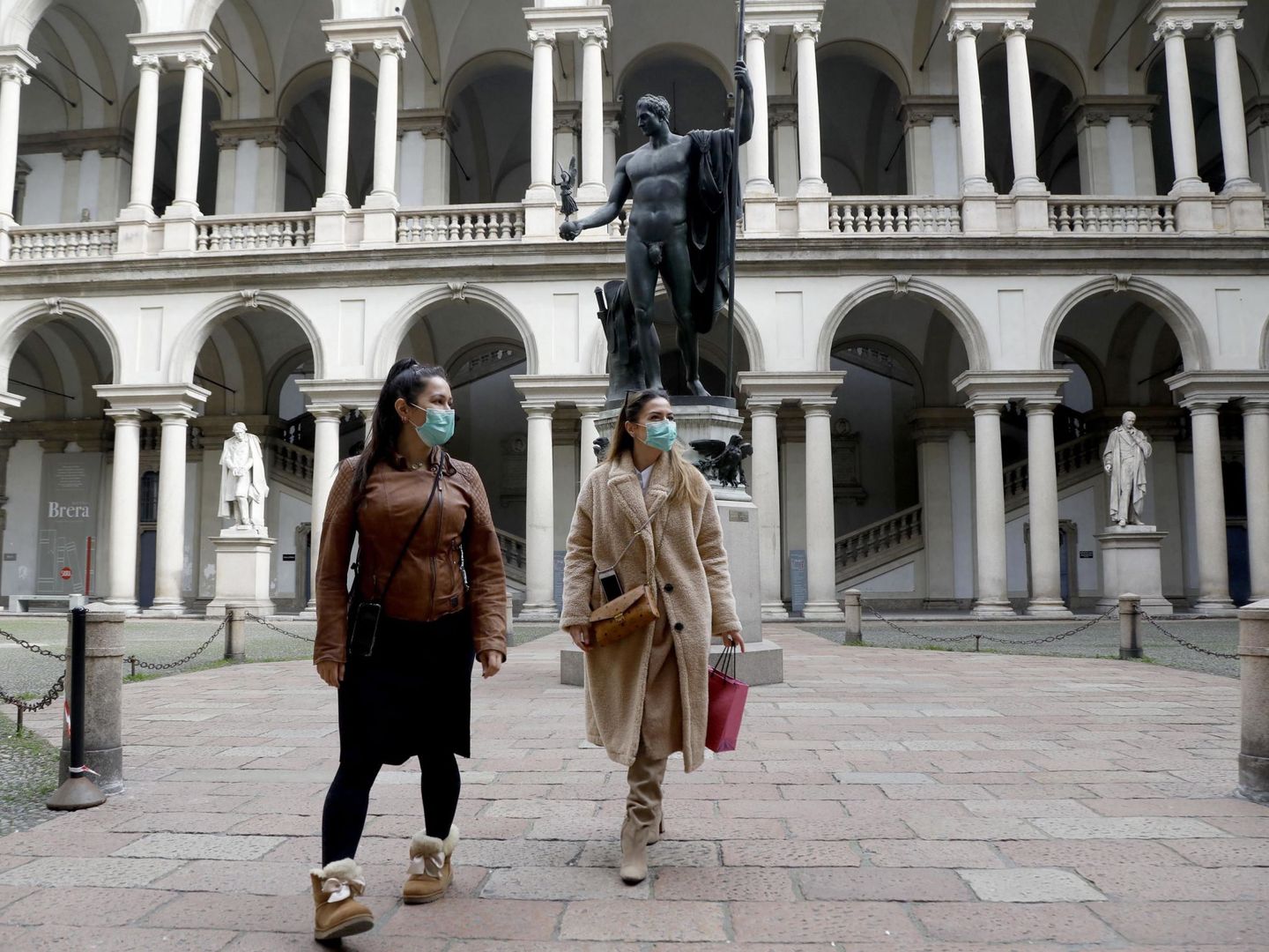 Turistas, en Milán. (Foto: EFE)