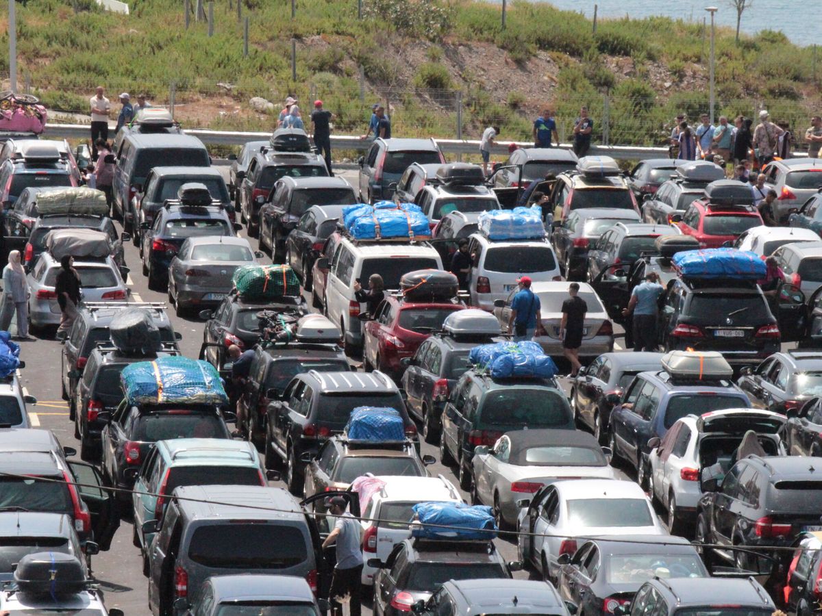 Foto: Cientos de vehículos colapsados en la frontera ceutí. (EFE/Reduan)