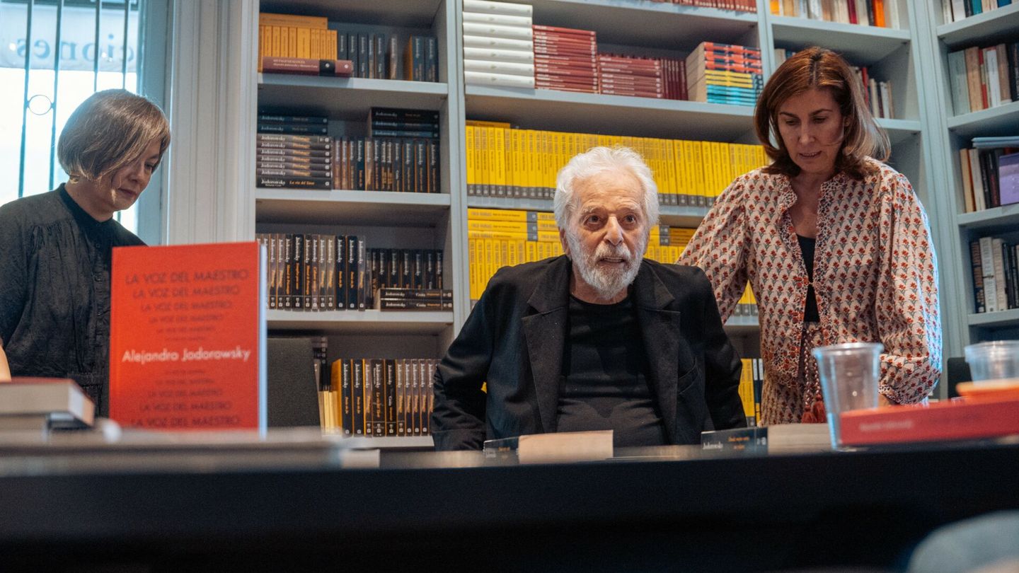 Jodorowsky con su mujer y la editora Ofelia Grande. (Europa Press/Gabriel Luengas)